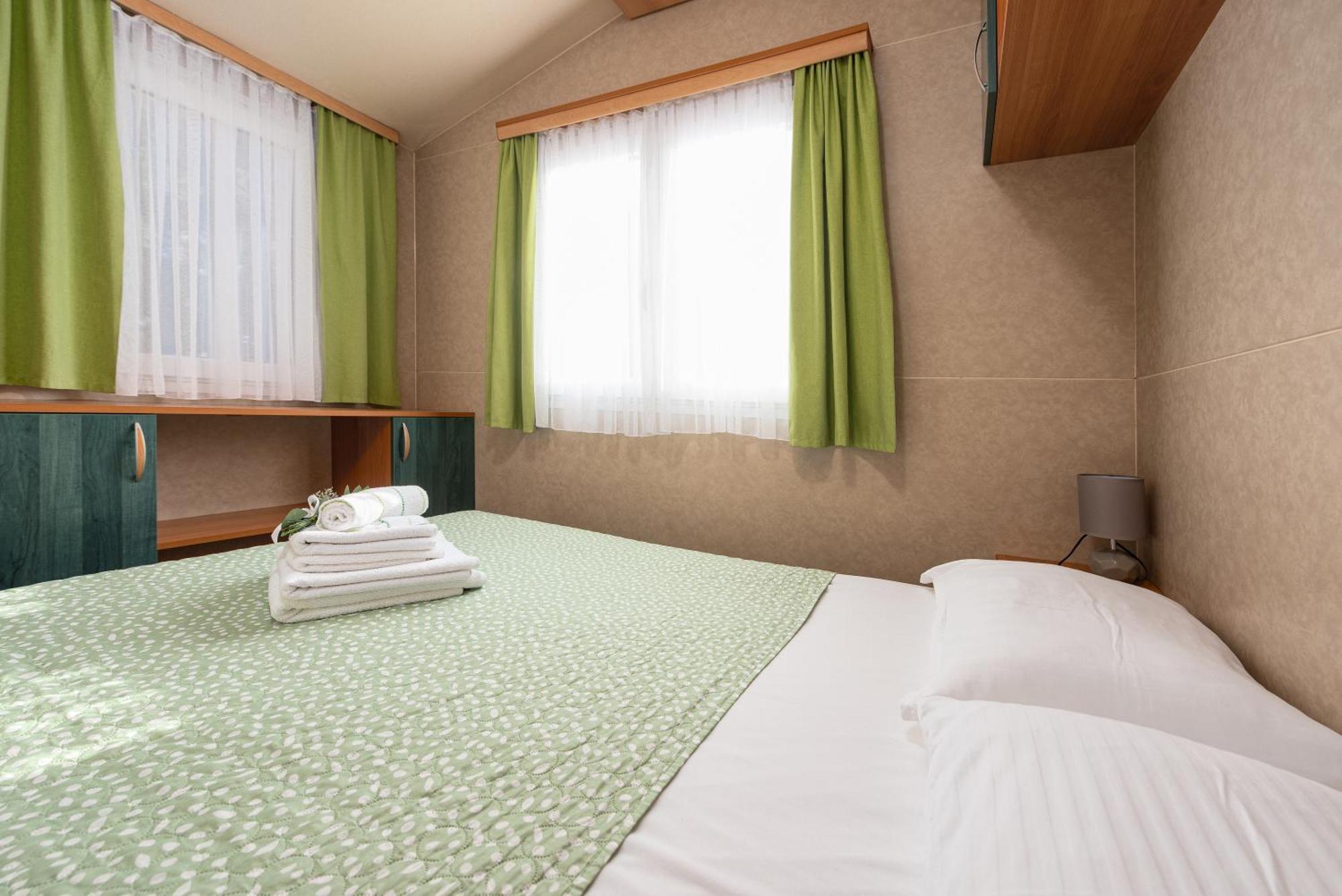 Camp Mrkva Mobile Homes With Pool Sukosan Room photo